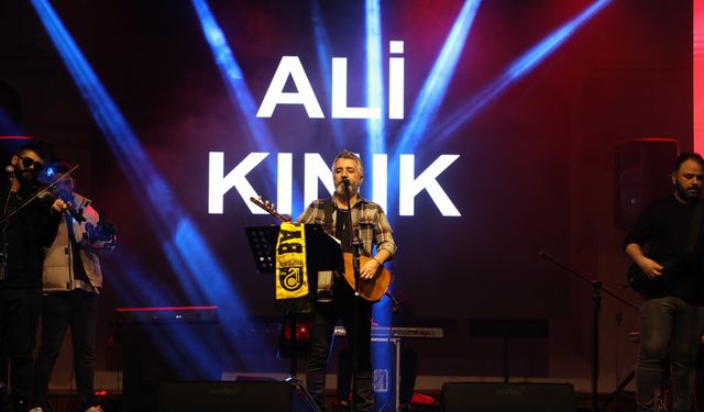 Sanatçı Ali Kınık, MHP programında sahne aldı