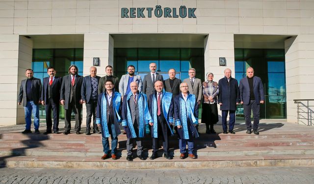 Profesör ve Doçent Kadrolarına Atanan Akademisyenler Cübbelerini Giydi