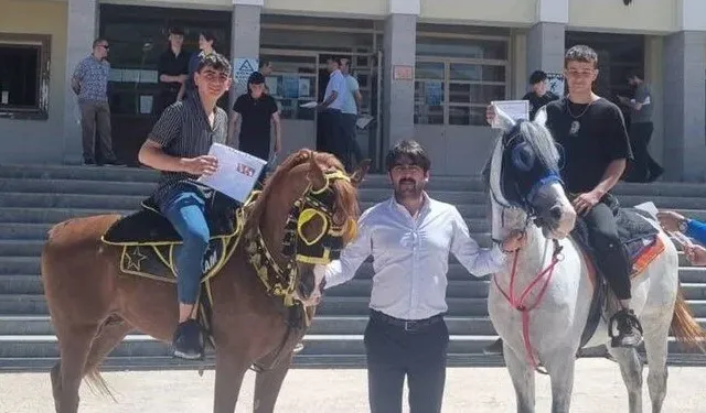 Bayburt’ta  öğrenciler karnelerini almaya atlarıyla geldiler.