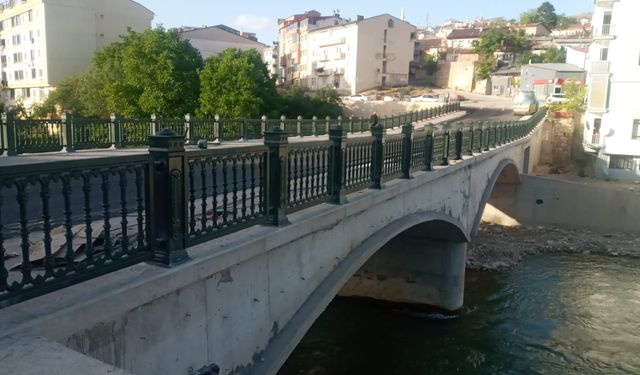 Tarihi Taşköprü yenilenerek Trafiğe açıldı.