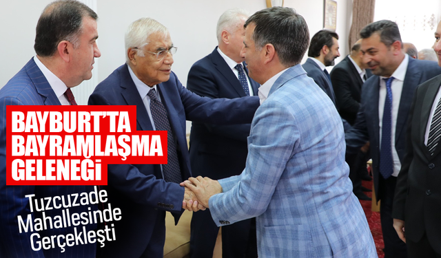 Tuzcuzade mahalle odasında geleneksel bayramlaşma