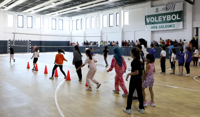 Konya Karatay'da geleceğin voleybocuları fileyle buluştu