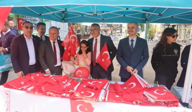 Çiftçi, Çayırovalılara Türk Bayrağı dağıttı