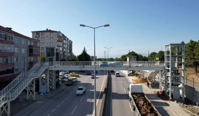 Kocaeli'de Sezai Karakoç üstgeçidinin asansör kuleleri tamam