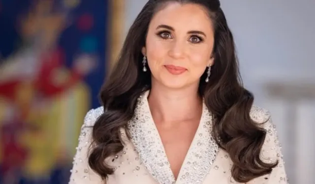 Şarkıcı Karsu'dan bebek müjdesi! Karnı burnunda poz verdi