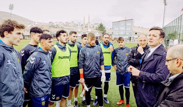 Bayburt İl Emniyet Müdürü Barış Erkol'dan takıma tatlı ikramı