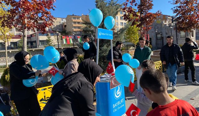 Bayburt Ülkü Ocakları Vatandaşlara Türk Bayrağı dağıttı