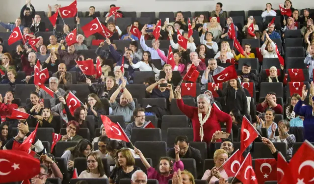 İzmir Karabağlar'da 'Atatürk' sergi, söyleşi ve konserle anıldı