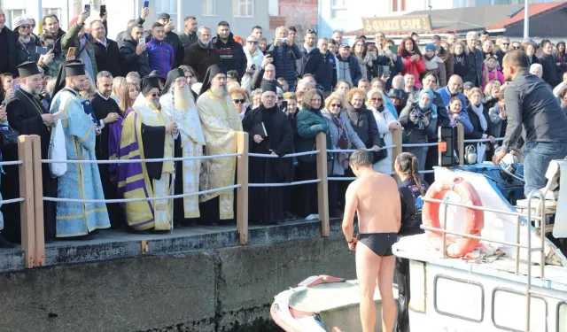 Ortodoks ve Rum cemaati Mudanya Tirilye'de denizden haç çıkarttı!