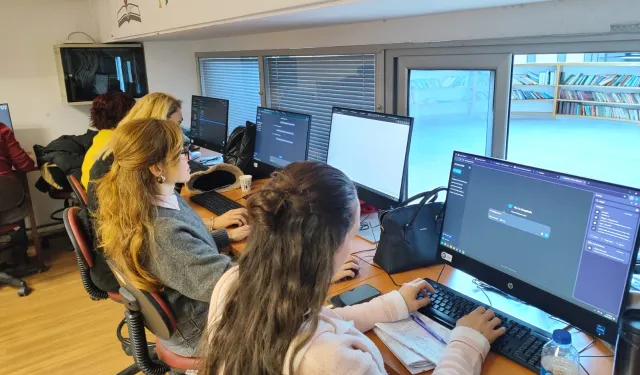 İzmir'de yapay zeka destekli dijital içerik oluşturma eğitimi