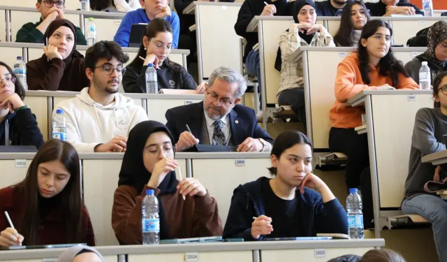 Rektör Ünüvar, tıp öğrencileri ile aynı sırada!