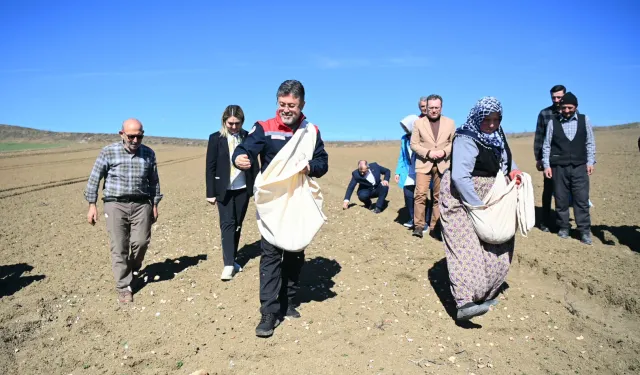 Bakan Yumaklı Taşköprü'de... Önlüğü giydi, sarımsak ekti