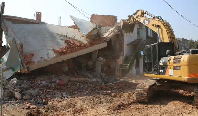 Bursa Nilüfer’de 2 katlı kaçak bina yıkıldı