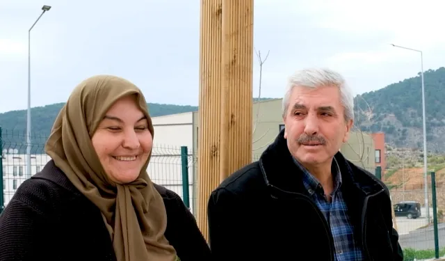 Depremzede aile bayramı yeni evlerinde karşıladı