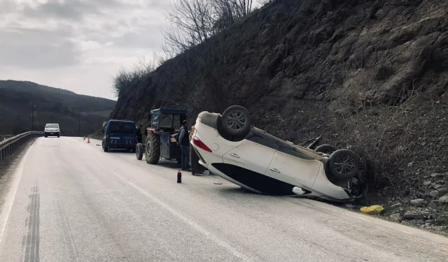 Düzce'de otomobil şarampole devrildi