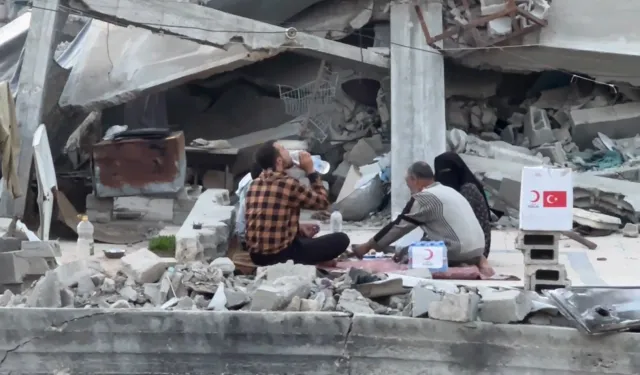 Gazze'de yıkıntılar arasında iftar! Kızılay Gazze'deki aşevi kapasitesini 30 bine çıkardı