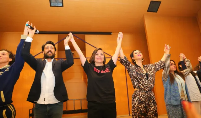 İzmir'de Karabağlar Kent Tiyatrosu’ndan özel oyun