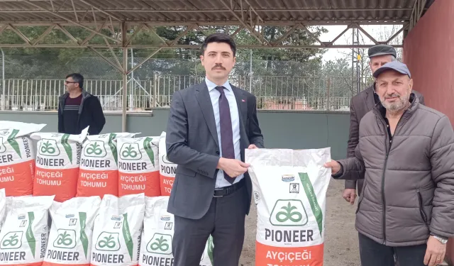 Pazaryeri'nde 79 çiftçiye yağlık ayçiçeği tohumu dağıtıldı