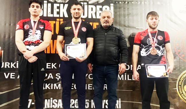 Bayburt belediyesi başaran bilek güreşi takımı madalyalarla döndü