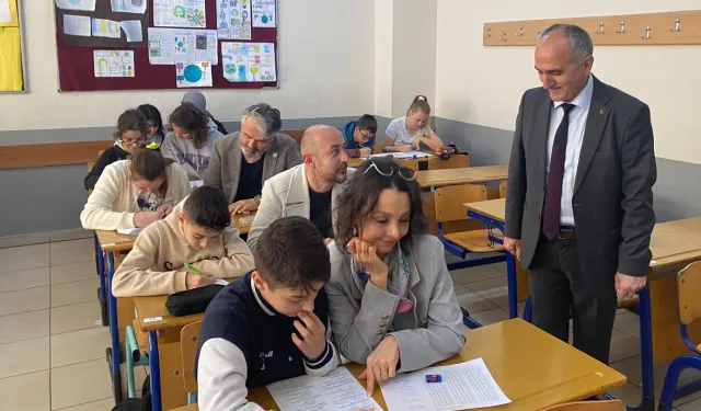 Bursa'da veliler, çocuklarıyla birlikte sınava girdi!