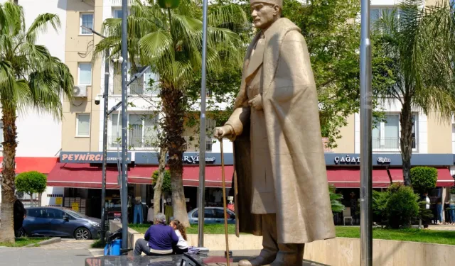 İzmir'de Narlıdere Belediyesi, Atatürk anıtı’nı bakıma aldı