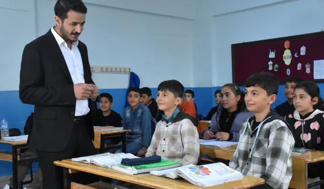 Vanlı öğretmen kardeşler aynı okulda geleceği şekillendiriyor