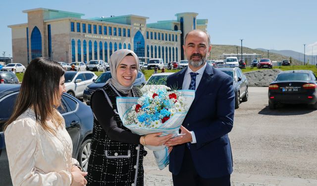 Üniversite Personeli, Rektör Türkmen’e karşılama töreni yaptı