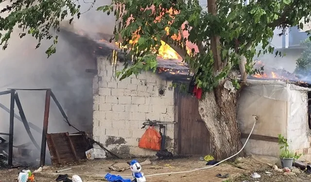 Antalya Kumluca’da sera evinde yangın