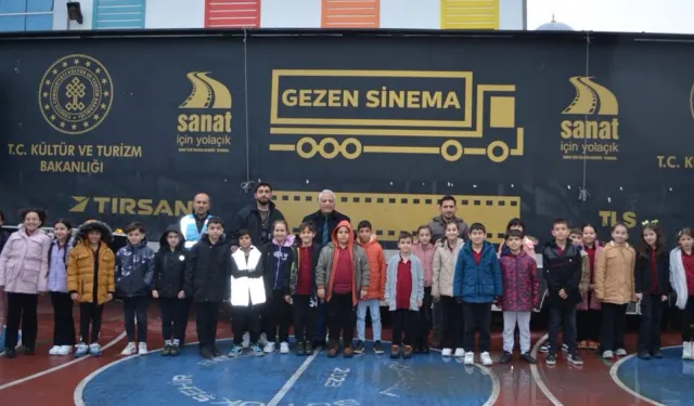 Gezen Sinema yüzlerce durağın heyecanı oldu... Sinemanın rotası Başkent'ten Doğu'ya oldu