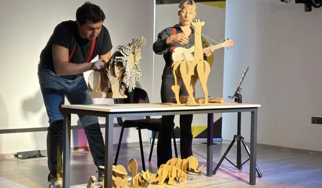 'Kendini Arayan Zürafa' yollarda