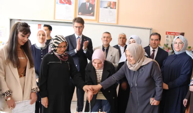 Van'da 'Ebeveyn Okulu'nda mezuniyet sevinci