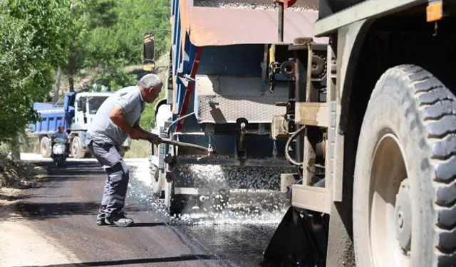 Antalya'da Kaş Beldibi ve Sütleğen Grup Yolu asfaltlanıyor