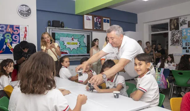 İzmir Güzelbahçe'de öğrencilere dondurma ve hamburger