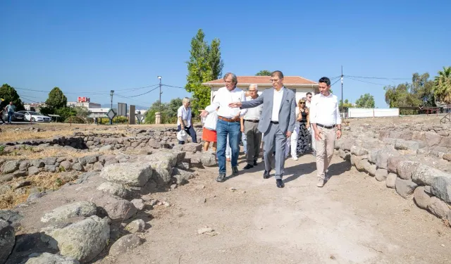 Başkan Tugay Smyrna kazılarını inceledi