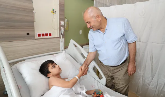 Gebze'de sünnet olan miniklere moral ziyareti