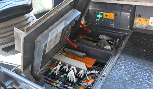 İzmir Bornova’da belediyeye ait araçlara saldırı