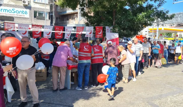 İzmir Buca'da Saadet Partisi 24. yılını vatandaşlara kutladı