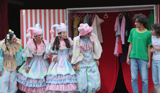 İzmir Karabağlar’da çocuklar sahnede parladı