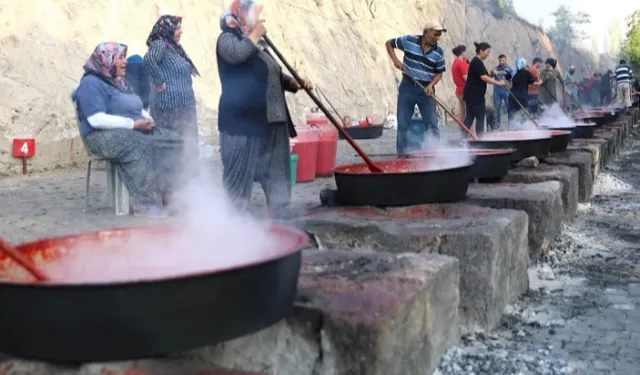 Kayseri Melikgazi'de salçalar kaynamaya başlıyor