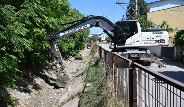 Manisa Fevzi Çakmak'ta sulama kanalları temizliği