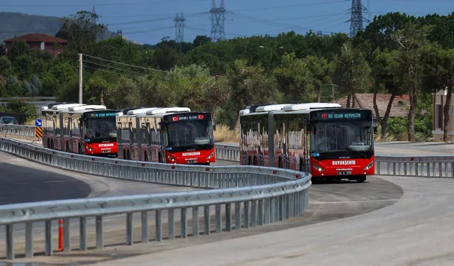 Sakarya'da metrobüsler seferlerine başladı