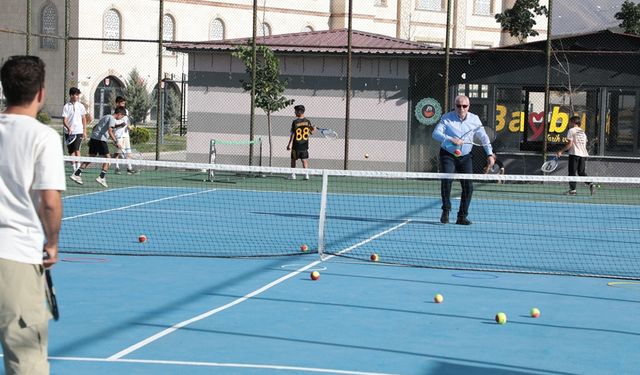 Bayburt’ta tenis heyecanı yeniden başladı