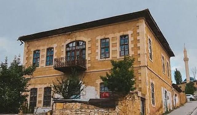 Taş ve Ahşabın birlikte kullanıldığı taş konaklar ilgi bekliyor.