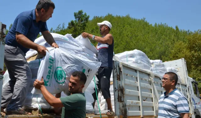 Antalya Büyükşehir’den Alanyalı çiftçilere 10 ton kaolin kili desteği​​​​​​​