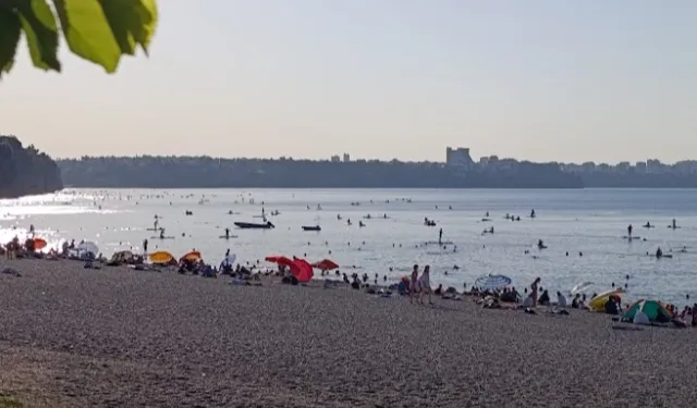 Antalya'da sıcaktan bunalanlar o plaja akın etti!