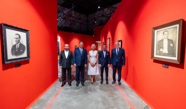 Atatürk ve Refik Anadol sergileri İzmirliler ile buluşuyor