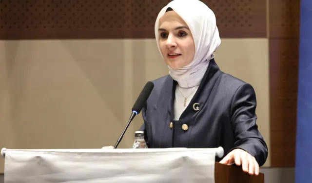 Bakan Göktaş'tan YKS çıkışında babasının çiçekle karşıladığı Çimen'e tebrik telefonu