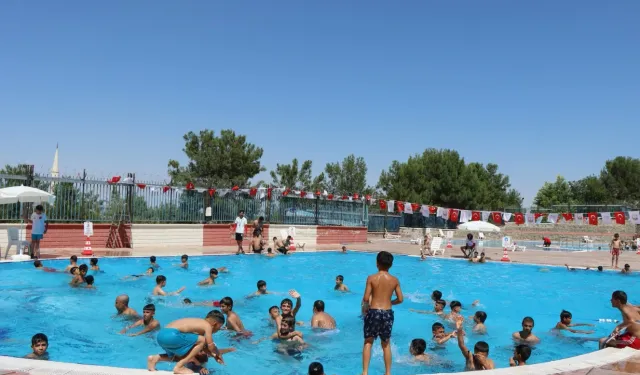 Belediye havuzlarında 152 bin kişi yüzdü