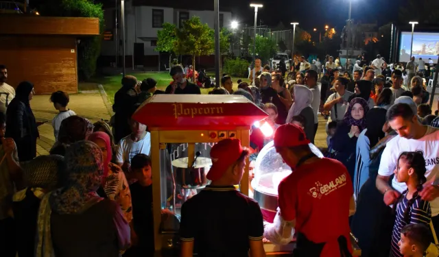 Bursa Gemlik’te yaz akşamlarına açık hava sinema keyfi