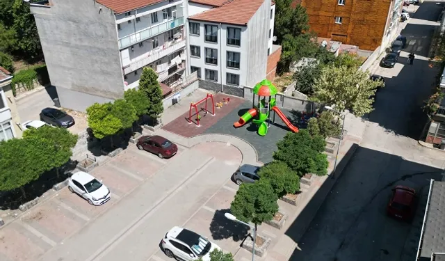 Bursa İnegöl Belediyesi eskiyen çocuk parklarını yeniliyor